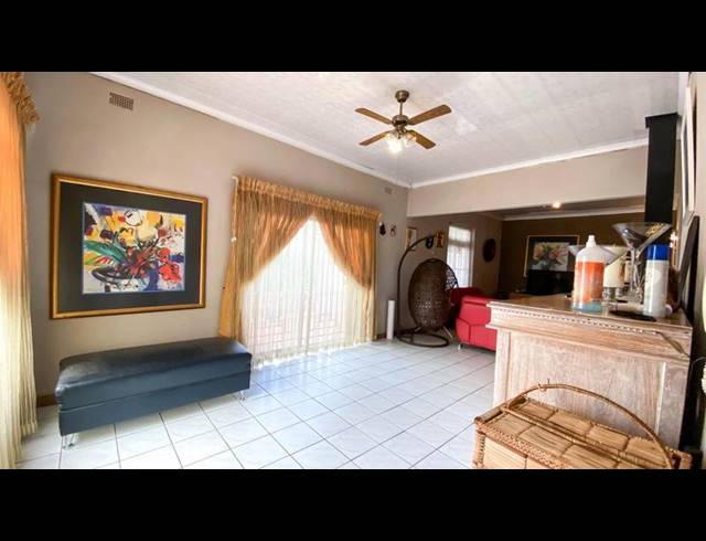 3 BEDROOM HOUSE FOR SALE IN BEZUIDENHOUT VALLEY